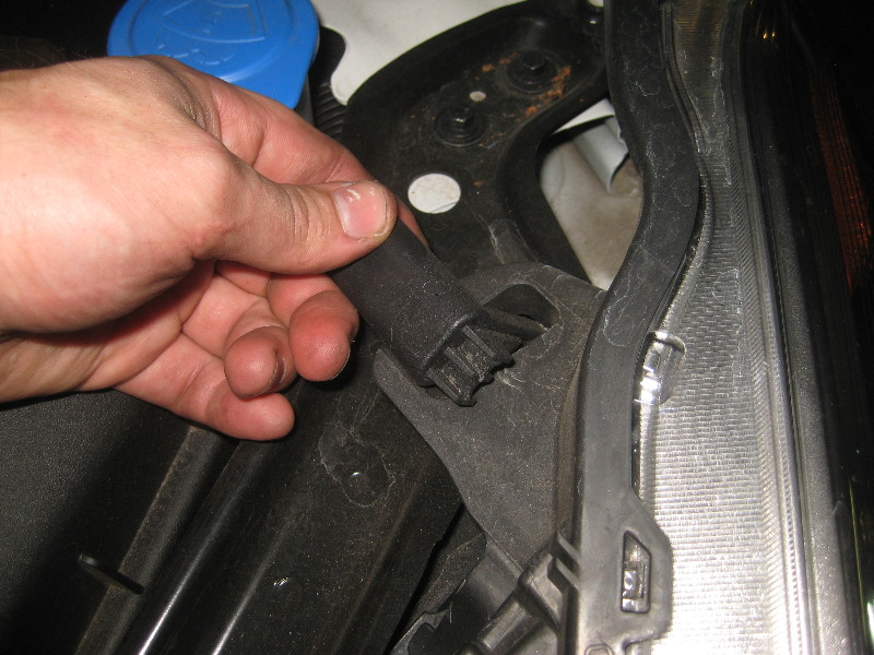 VolvoXC60HeadlightBulbsReplacementGuide004
