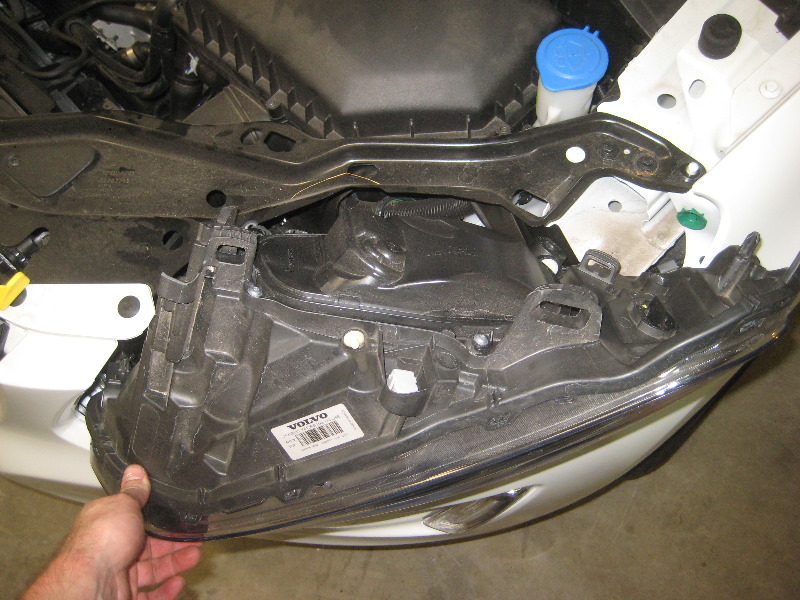 Volvo-XC60-Headlight-Bulbs-Replacement-Guide-007