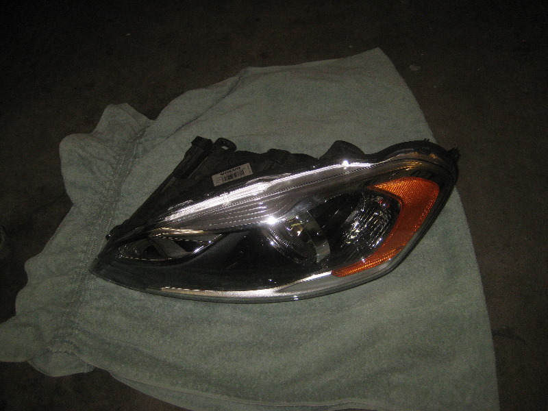 Volvo-XC60-Headlight-Bulbs-Replacement-Guide-011