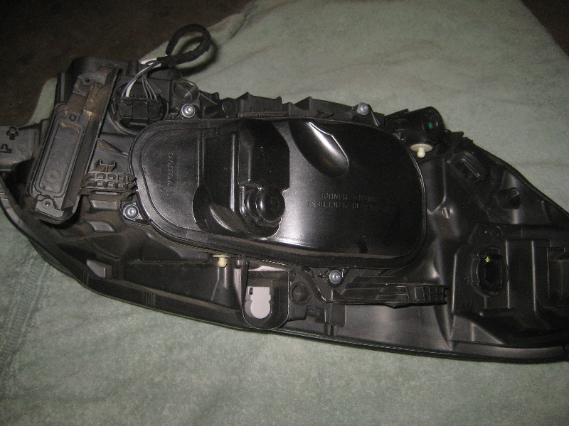 Volvo-XC60-Headlight-Bulbs-Replacement-Guide-012