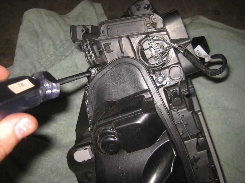 Volvo-XC60-Headlight-Bulbs-Replacement-Guide-013