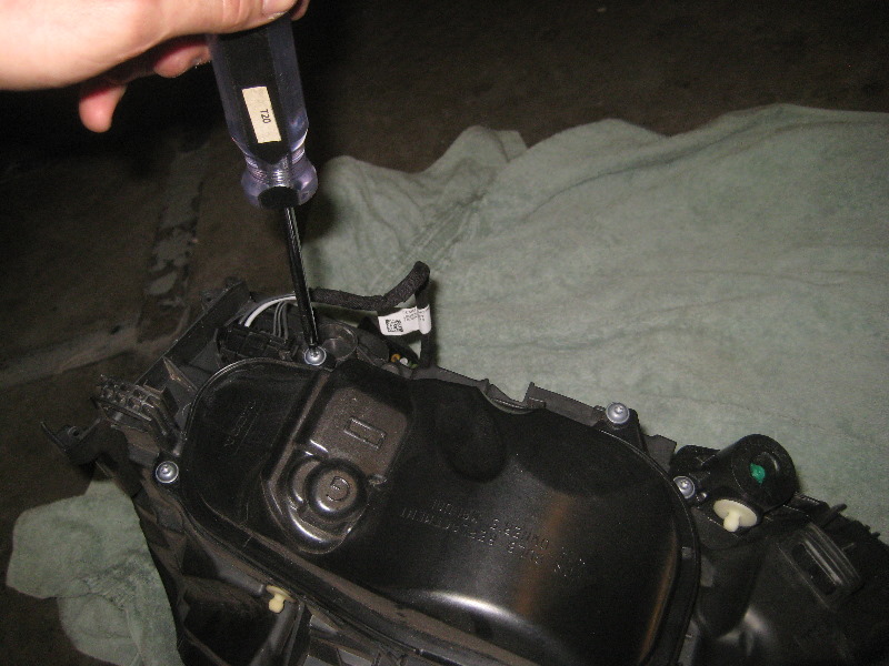 Volvo-XC60-Headlight-Bulbs-Replacement-Guide-014