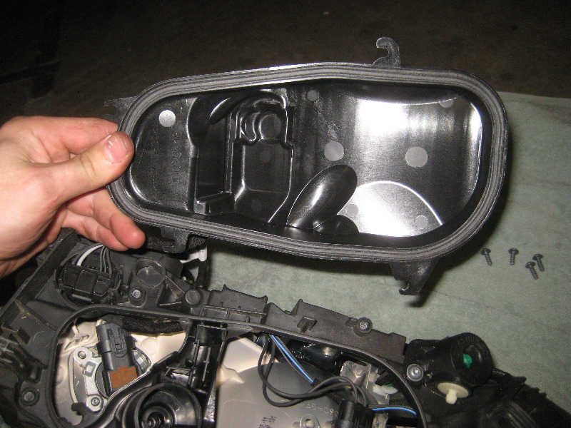 Volvo-XC60-Headlight-Bulbs-Replacement-Guide-016