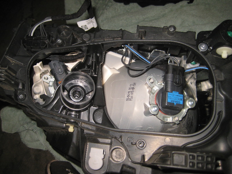 Volvo-XC60-Headlight-Bulbs-Replacement-Guide-017