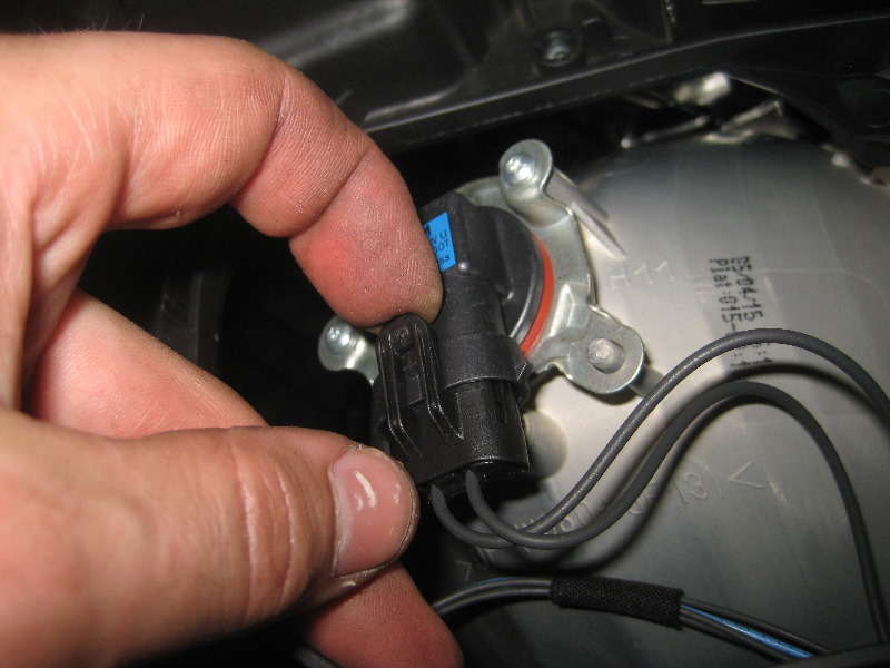 Volvo-XC60-Headlight-Bulbs-Replacement-Guide-018