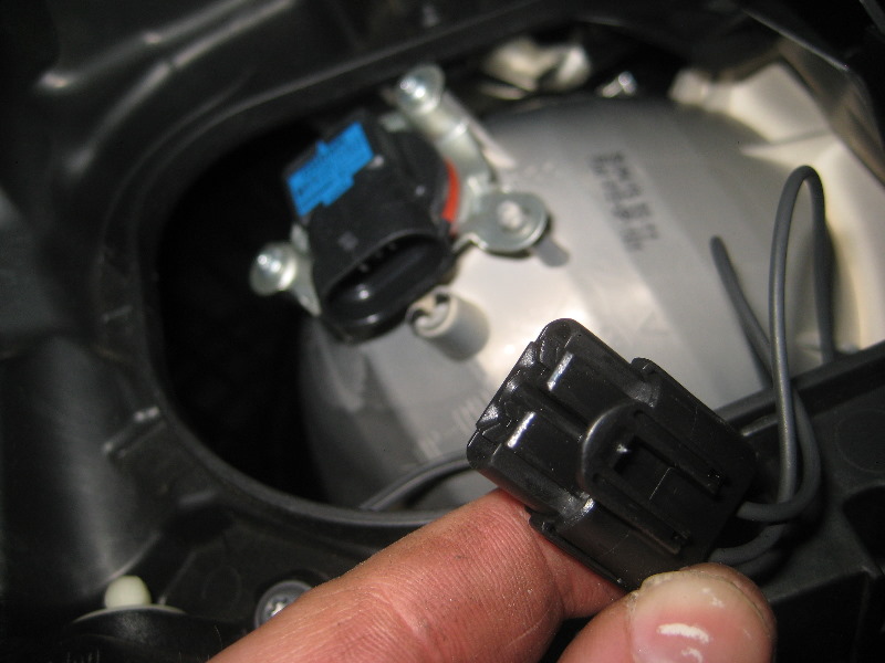 Volvo-XC60-Headlight-Bulbs-Replacement-Guide-019