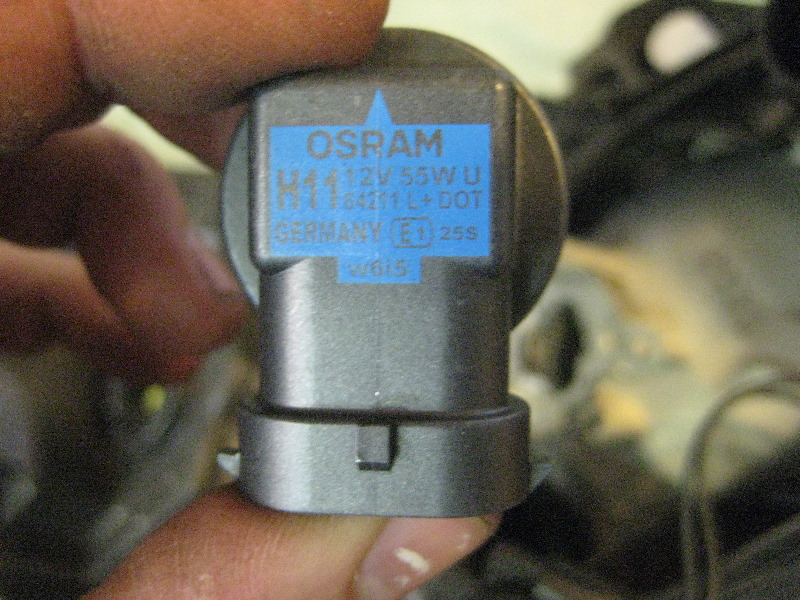 Volvo-XC60-Headlight-Bulbs-Replacement-Guide-022