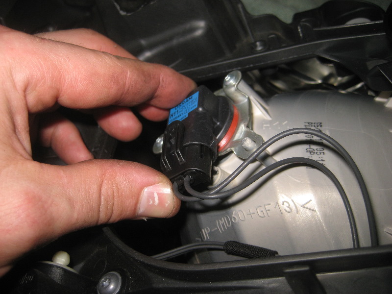 Volvo-XC60-Headlight-Bulbs-Replacement-Guide-024