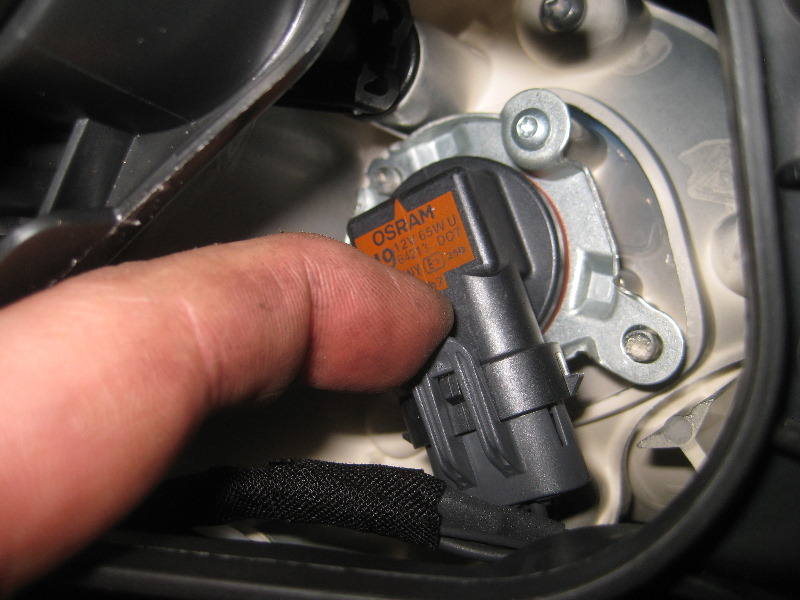 Volvo-XC60-Headlight-Bulbs-Replacement-Guide-025