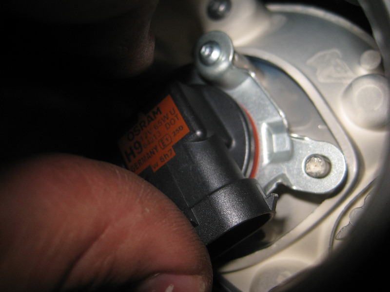 Volvo-XC60-Headlight-Bulbs-Replacement-Guide-029