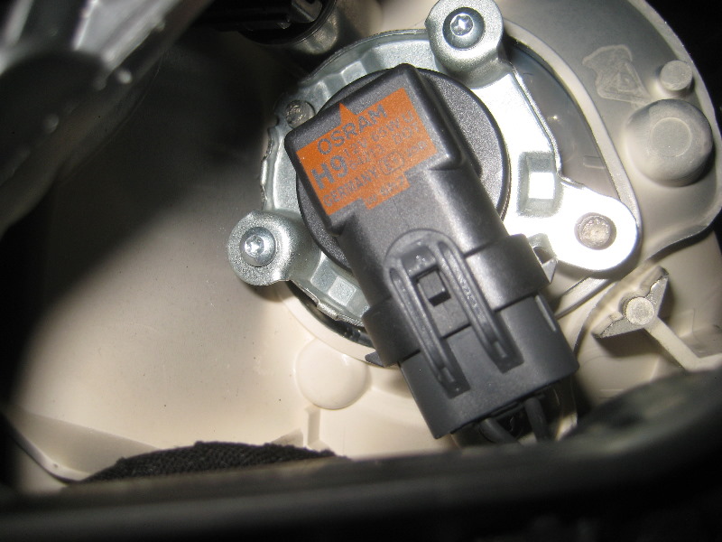 Volvo-XC60-Headlight-Bulbs-Replacement-Guide-030