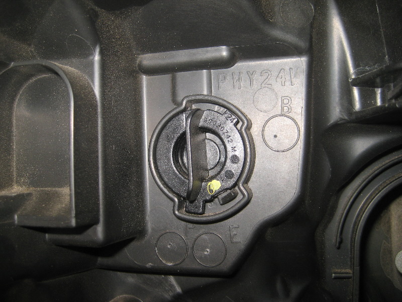 Volvo-XC60-Headlight-Bulbs-Replacement-Guide-031