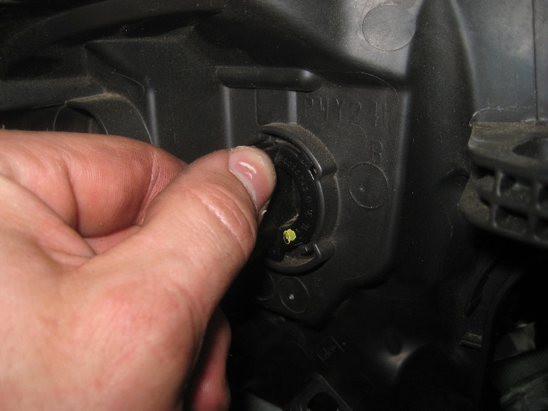 Volvo-XC60-Headlight-Bulbs-Replacement-Guide-032