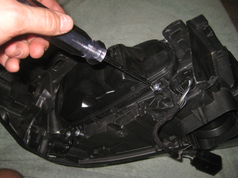 Volvo-XC60-Headlight-Bulbs-Replacement-Guide-038