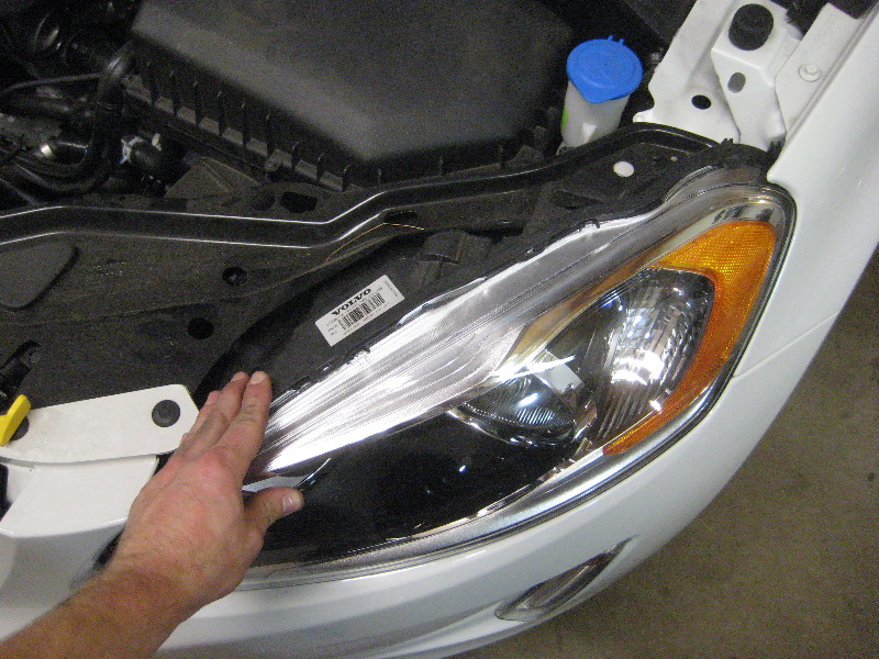 Volvo-XC60-Headlight-Bulbs-Replacement-Guide-041