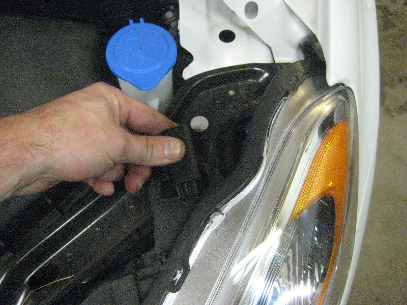 Volvo-XC60-Headlight-Bulbs-Replacement-Guide-042