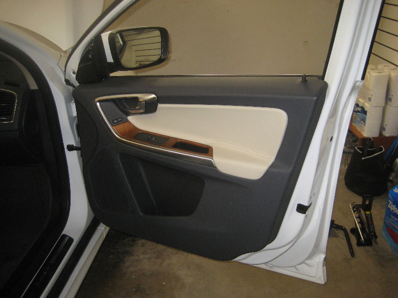 Volvo-XC60-Interior-Door-Panel-Removal-Guide-001
