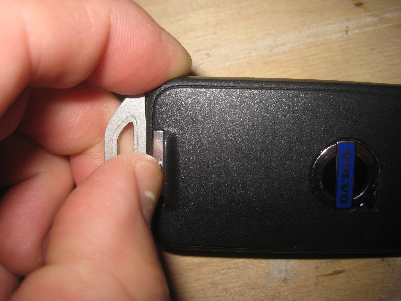 Volvo-XC60-Smart-Key-Fob-Battery-Replacement-Guide-004