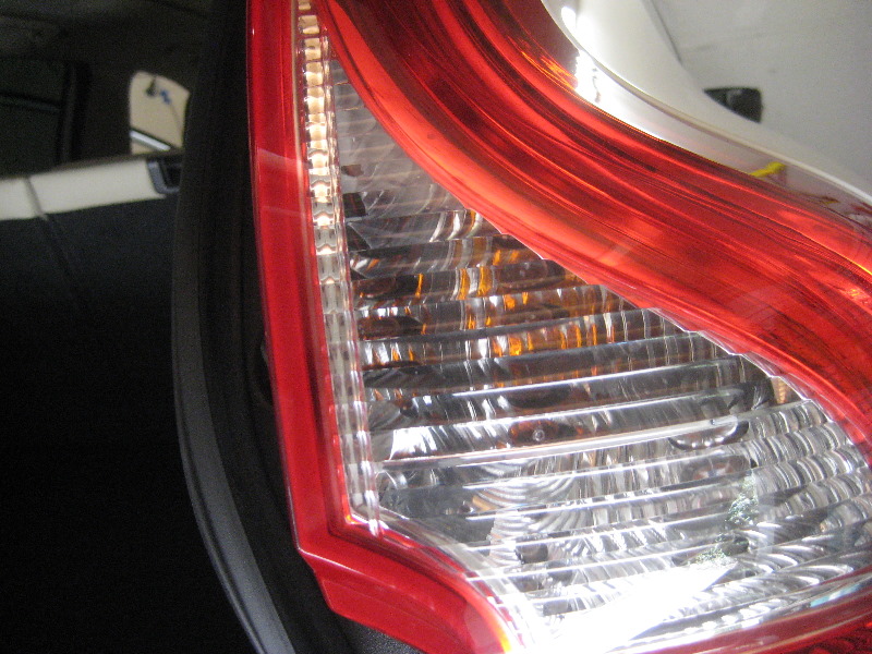Volvo-XC60-Rear-Turn-Signal-Tail-Light-Bulbs-Replacement-Guide-002