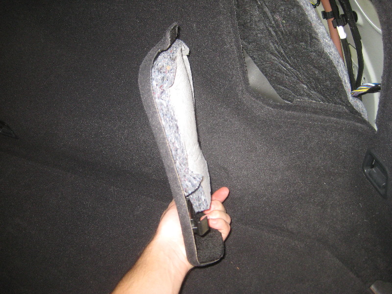 Volvo-XC60-Rear-Turn-Signal-Tail-Light-Bulbs-Replacement-Guide-003