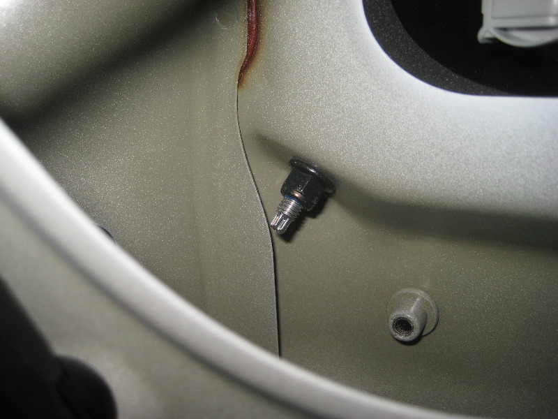 Volvo-XC60-Rear-Turn-Signal-Tail-Light-Bulbs-Replacement-Guide-004