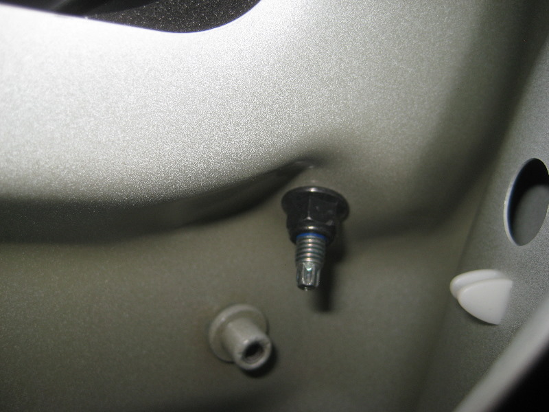 Volvo-XC60-Rear-Turn-Signal-Tail-Light-Bulbs-Replacement-Guide-005