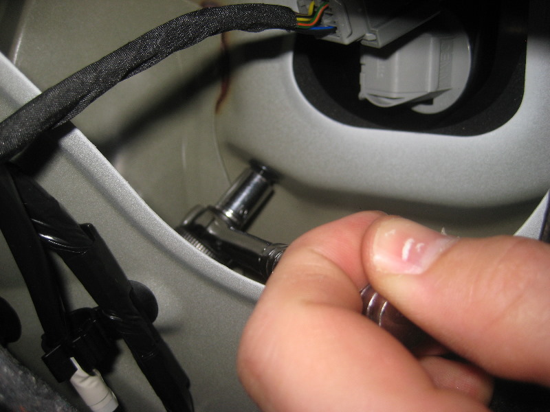 Volvo-XC60-Rear-Turn-Signal-Tail-Light-Bulbs-Replacement-Guide-006