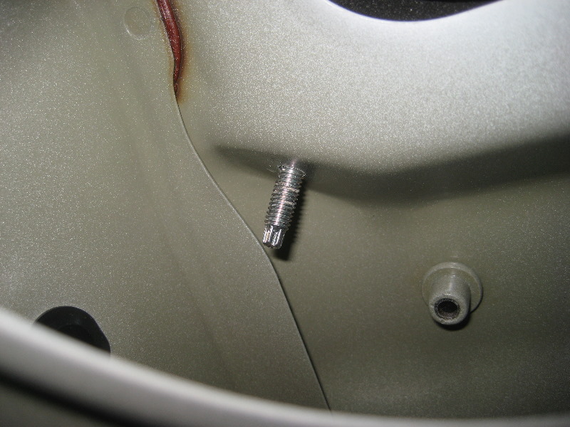 Volvo-XC60-Rear-Turn-Signal-Tail-Light-Bulbs-Replacement-Guide-008