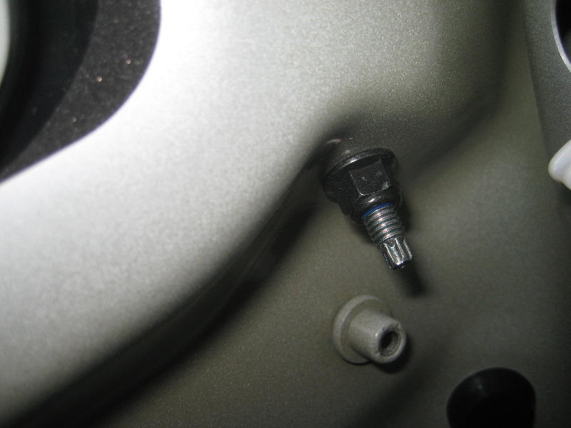 Volvo-XC60-Rear-Turn-Signal-Tail-Light-Bulbs-Replacement-Guide-009