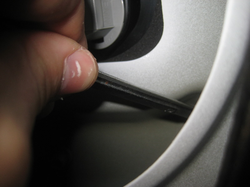 Volvo-XC60-Rear-Turn-Signal-Tail-Light-Bulbs-Replacement-Guide-010