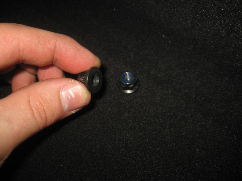 Volvo-XC60-Rear-Turn-Signal-Tail-Light-Bulbs-Replacement-Guide-011