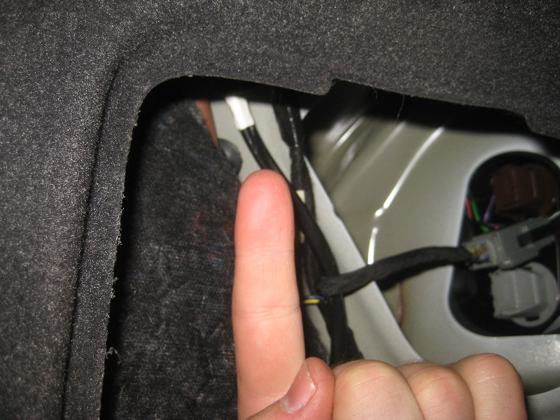 Volvo-XC60-Rear-Turn-Signal-Tail-Light-Bulbs-Replacement-Guide-012