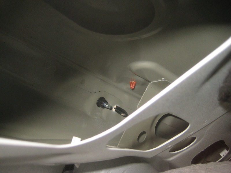 Volvo-XC60-Rear-Turn-Signal-Tail-Light-Bulbs-Replacement-Guide-013