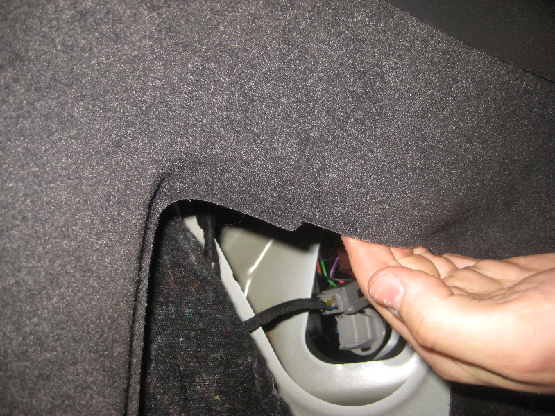 Volvo-XC60-Rear-Turn-Signal-Tail-Light-Bulbs-Replacement-Guide-014