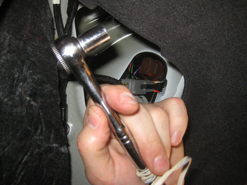 Volvo-XC60-Rear-Turn-Signal-Tail-Light-Bulbs-Replacement-Guide-015