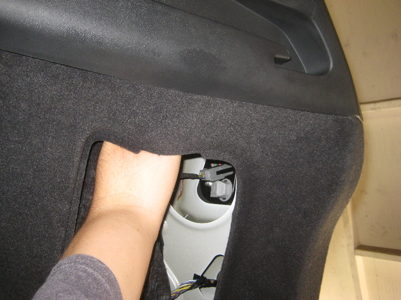 Volvo-XC60-Rear-Turn-Signal-Tail-Light-Bulbs-Replacement-Guide-016