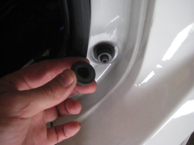 Volvo-XC60-Rear-Turn-Signal-Tail-Light-Bulbs-Replacement-Guide-018