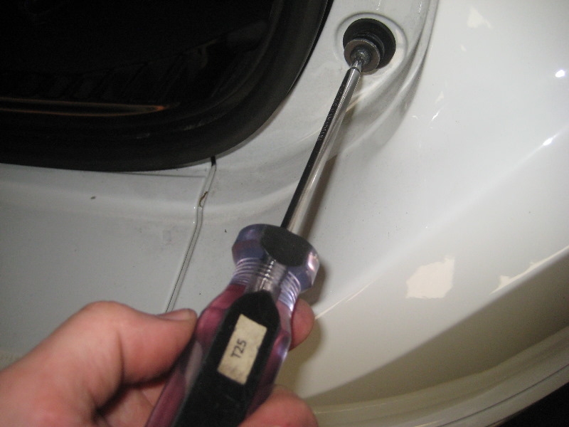 Volvo-XC60-Rear-Turn-Signal-Tail-Light-Bulbs-Replacement-Guide-019