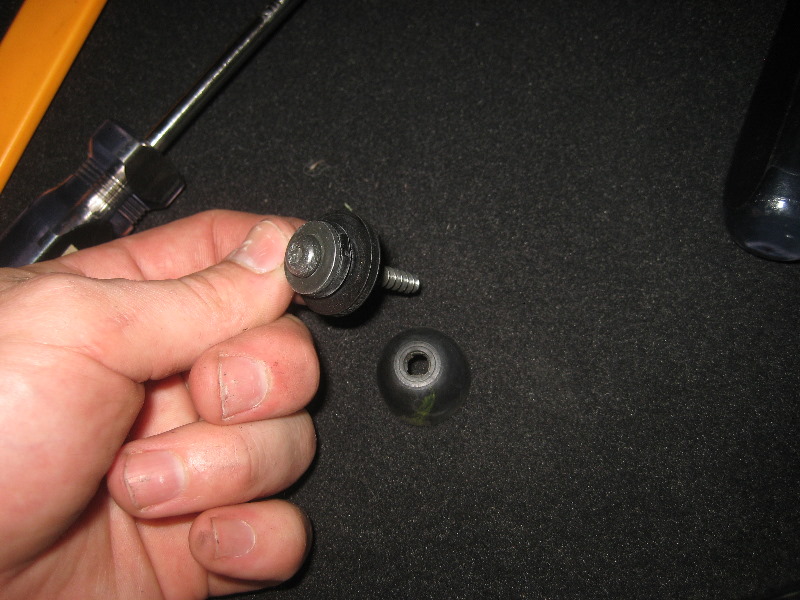 Volvo-XC60-Rear-Turn-Signal-Tail-Light-Bulbs-Replacement-Guide-020