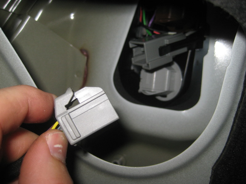 Volvo-XC60-Rear-Turn-Signal-Tail-Light-Bulbs-Replacement-Guide-021