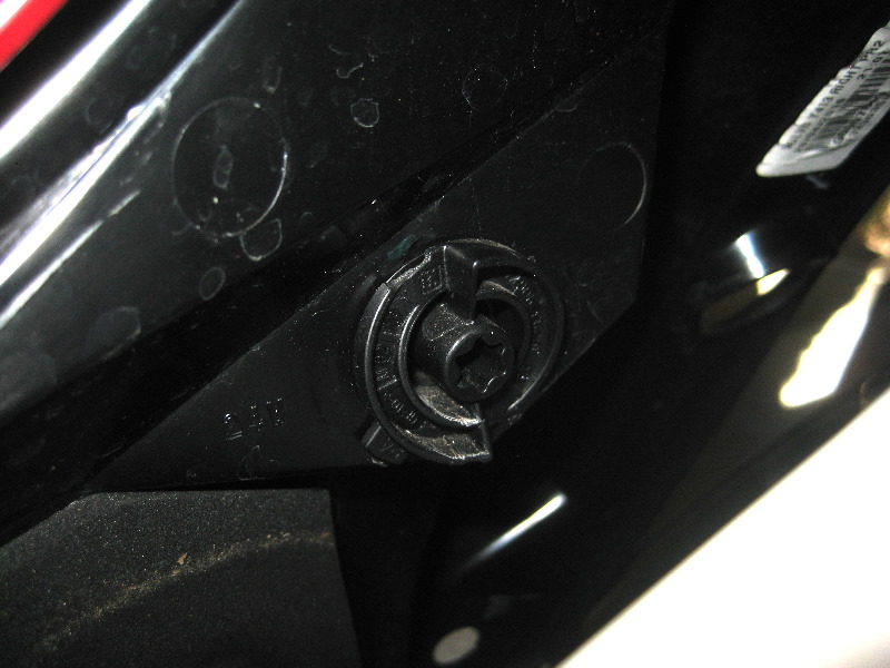 Volvo-XC60-Rear-Turn-Signal-Tail-Light-Bulbs-Replacement-Guide-027