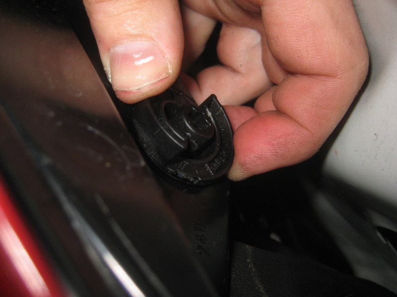 Volvo-XC60-Rear-Turn-Signal-Tail-Light-Bulbs-Replacement-Guide-028