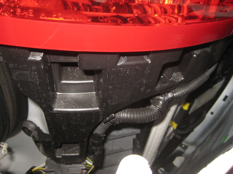 Volvo-XC60-Rear-Turn-Signal-Tail-Light-Bulbs-Replacement-Guide-029