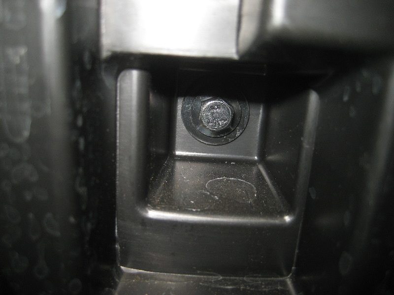 Volvo-XC60-Rear-Turn-Signal-Tail-Light-Bulbs-Replacement-Guide-030