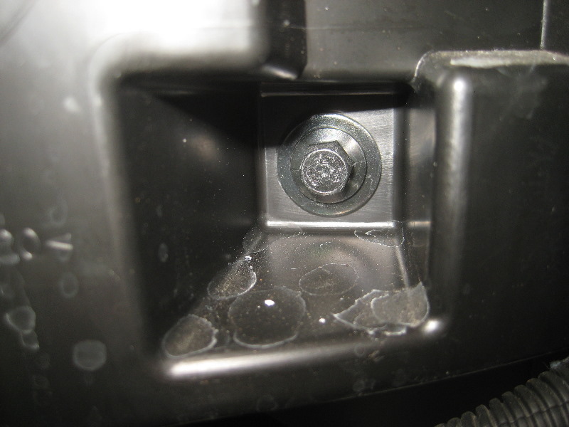 Volvo-XC60-Rear-Turn-Signal-Tail-Light-Bulbs-Replacement-Guide-031