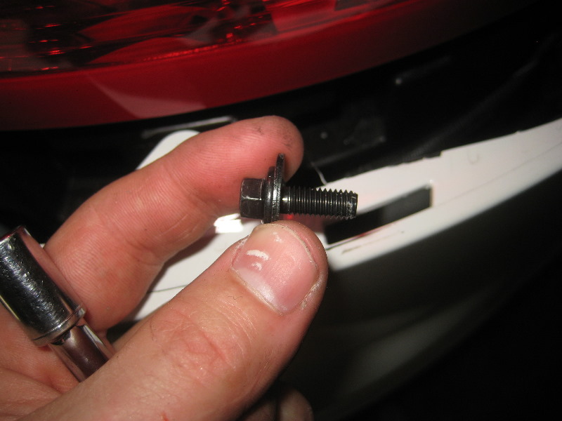 Volvo-XC60-Rear-Turn-Signal-Tail-Light-Bulbs-Replacement-Guide-032