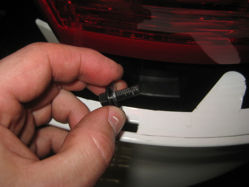 Volvo-XC60-Rear-Turn-Signal-Tail-Light-Bulbs-Replacement-Guide-033