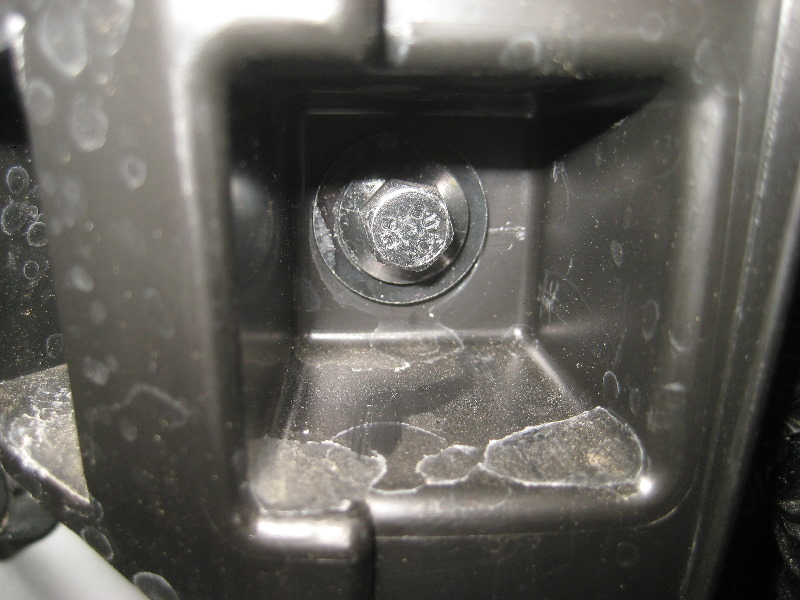 Volvo-XC60-Rear-Turn-Signal-Tail-Light-Bulbs-Replacement-Guide-034