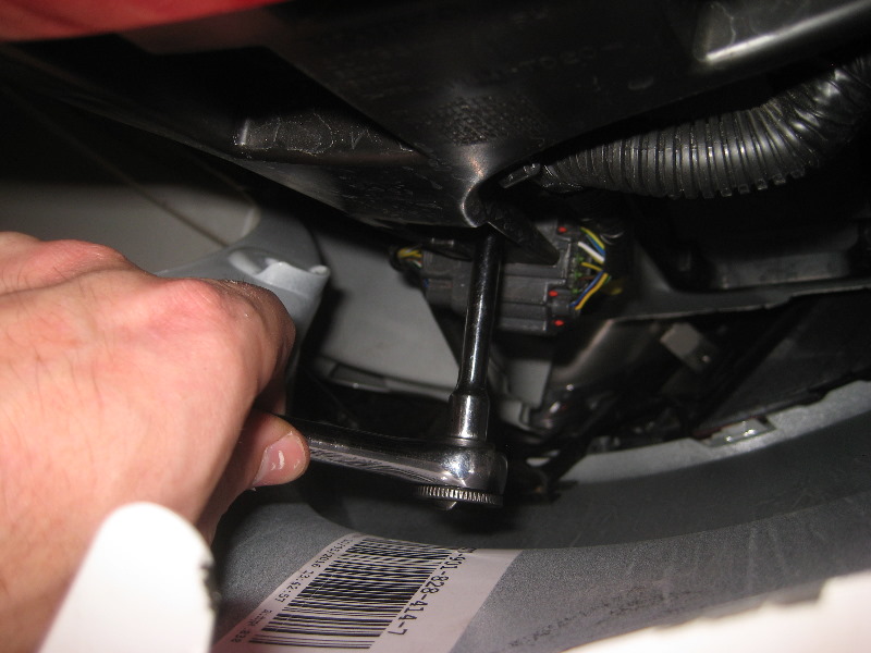 Volvo-XC60-Rear-Turn-Signal-Tail-Light-Bulbs-Replacement-Guide-035