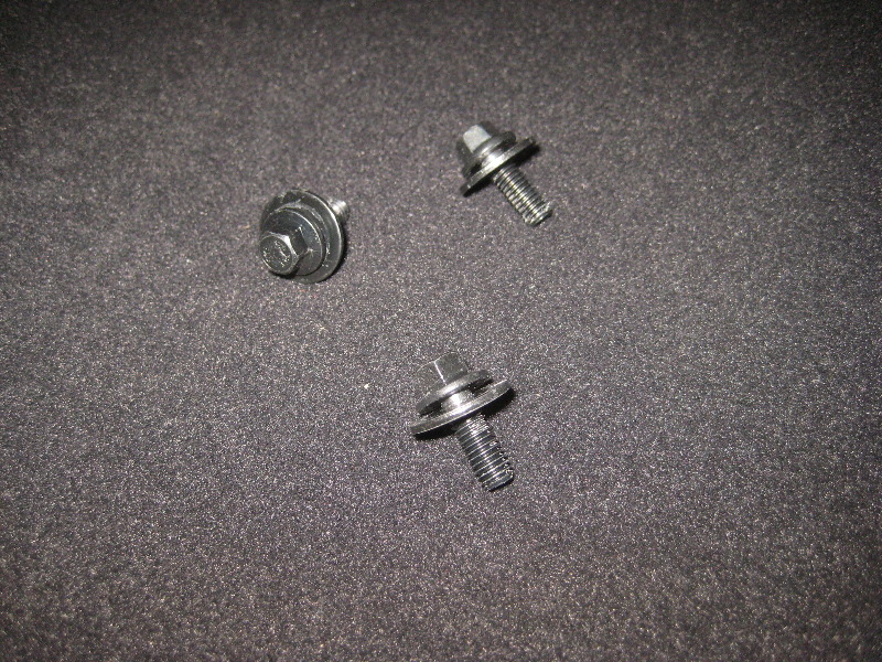 Volvo-XC60-Rear-Turn-Signal-Tail-Light-Bulbs-Replacement-Guide-036